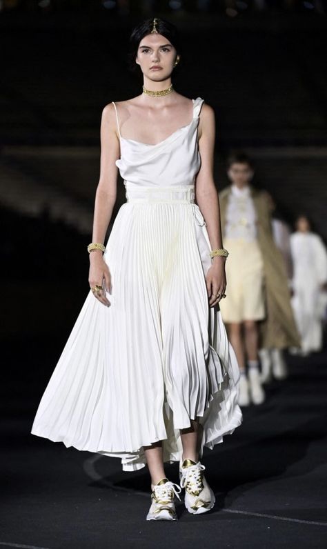 Greek Fashion Modern, Dolce Gabbana 2022, Greek Style Dress, Christian Dior 2022, Vogue Aesthetic, Dior 2022, Feminine Minimalist, Dior Dresses, Dior Cruise