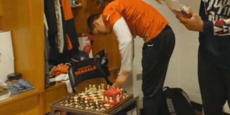 Super Bowl Quarterback Joe Burrow Plays a Mean Game of Chess. Really Mean. - WSJ Joe Burrow Super Bowl, Joe Burrow Rares, Joe Burrow And Olivia Holzmacher, Cold Photos, Joe Brrrr, Joseph Lee, Joe Borrow, Larry Fitzgerald, Football Books