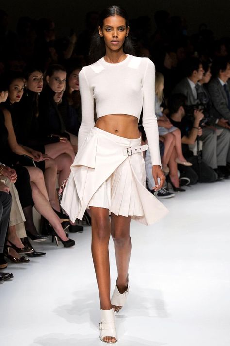 Pleats Skirt, Fashion Week Trends, London Fashion Weeks, Winter Typ, Fashion Week Spring 2014, 2014 Trends, White Outfit, 2014 Fashion, White Fashion