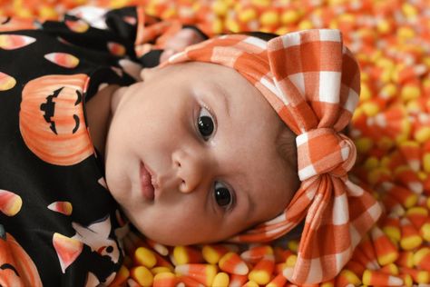 Diy Fall Infant Photo Shoot, Candy Corn Pictures Baby, Baby Candy Corn Picture, Candy Corn Photoshoot Baby, Candy Corn Photoshoot, Candy Corn Baby Pictures, Halloween Newborn Photoshoot, Halloween Newborn Pictures, Newborn Halloween Photoshoot