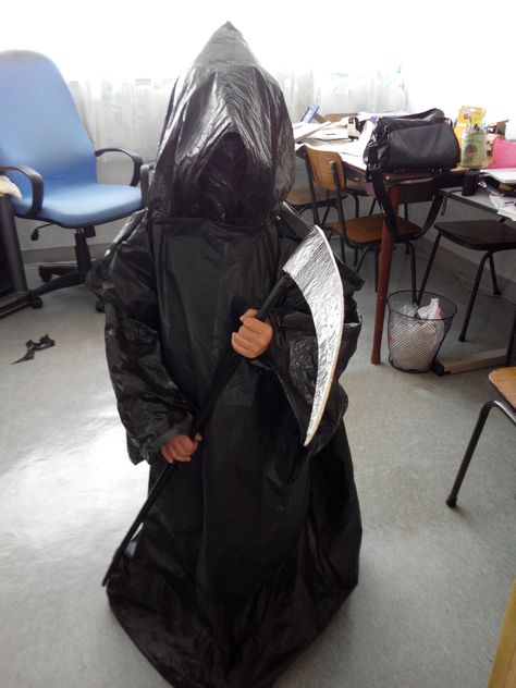 Grim reaper costume. Made from trash bags. Scythe made from newspapers, duct tape, cardboard and foil. Diy Grim Reaper Costume, Diy Grim Reaper, Diy Halloween Room, Trash Bag Dress, Mens Halloween Costumes Diy, Diy Dragon Costume, Diy Adult Halloween Costumes, Boys Halloween Costumes Diy, Grim Reaper Costume