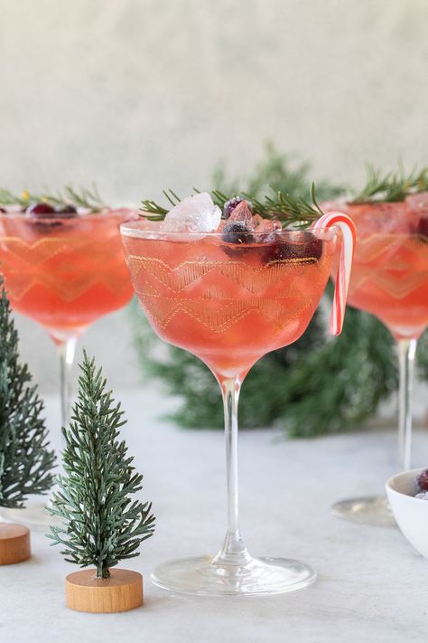 Christmas Martini Recipes, Christmas Cocktails Vodka, Tangerine Recipes, Cranberry Cocktail Recipe, Christmas Cocktail Recipes, Sugared Berries, Best Christmas Cocktails, Xmas Drinks, Christmas Martini