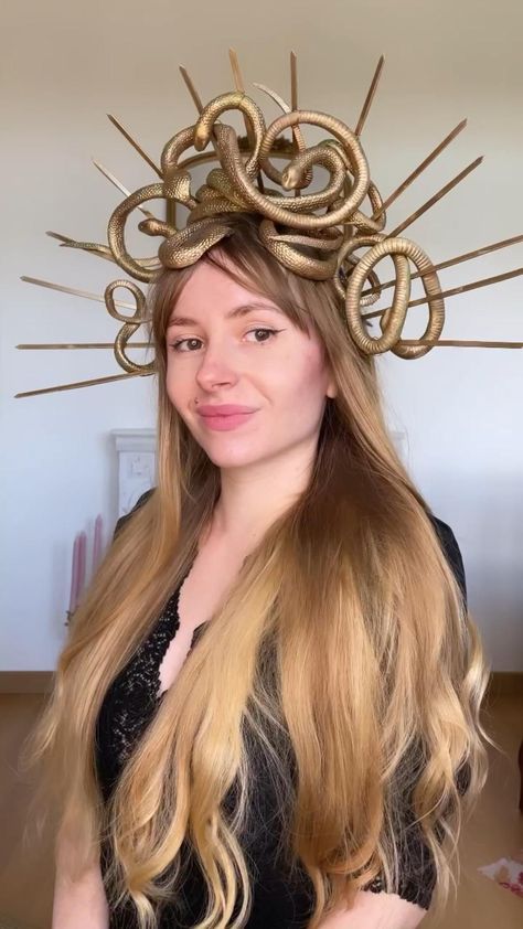 Costume Meduse, Goddess Costume Diy, Medusa Halloween Costume, Medusa Headpiece, Halloween Hairstyle, Medusa Hair, Simple Braid, Medusa Costume, Messy Waves