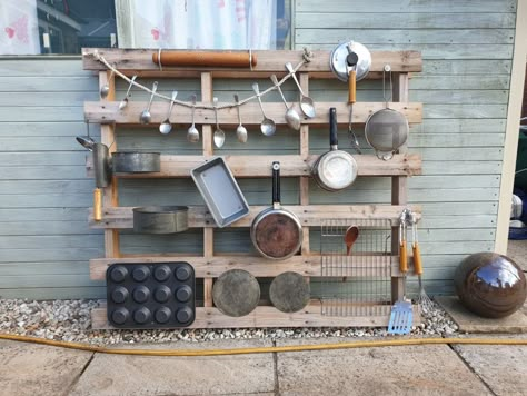 Sensory wooden pallet music station for the under 2s outdoor area at our nursery! Music Area Eyfs, Outdoor Music Area, School Outdoor Area, Outside Playground, Eyfs Outdoor Area, Outdoor Kids Play Area, Outdoor Learning Activities, Outdoor Learning Spaces, Outdoor Nursery