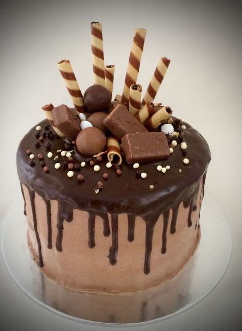 Chocolate Cake With Candy Decorations, Chocolate Nuts Cake Decoration, Chocolate Candy Birthday Cake Ideas, 1 Kg Chocolate Cake Design, Chocolate Cake Simple Decoration, Ice Cake Design, Mini Chocolate Cake Decoration, Simple Drip Cake Ideas, Chocolate Bar Cake Decoration