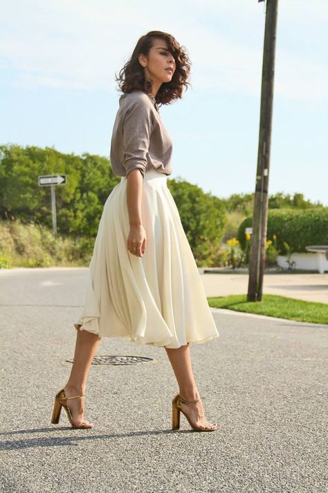 15 Fascinating Midi Skirt Outfits #MidiSkirt #MidiSkirtOutfits Midi Skirt Fall, Midi Skirt Outfit, Elegante Casual, Stil Inspiration, Modest Clothing, Skirt Midi, Outfit Trends, Midi Skirts, Flowy Skirt