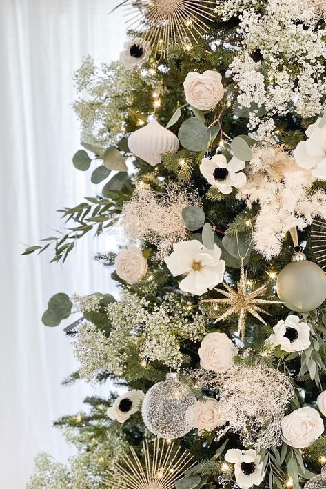 Magnolia Christmas Decor, Christmas Tree Flowers, Christmas Tree Inspo, Floral Christmas Tree, Creative Christmas Trees, Christmas Themes Decorations, Christmas Tree Inspiration, Fun Christmas Decorations, Christmas Interiors