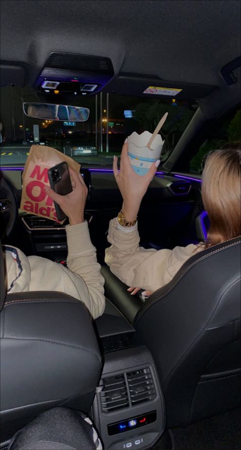 Car Trip With Friends, Mcdonalds In Car, Friends Car Aesthetic, Car Friends Aesthetic, Car Pics With Friends, Car Ride With Friends, Friends In A Car, Driving With Friends, Car Sleepover