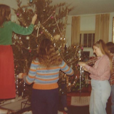 1980s Christmas, Christmas Party Photo, Vintage Christmas Photos, Lev Livet, Mid Century Christmas, Christmas Family Photos, Christmas Feeling, Warm Christmas, Christmas Photoshoot