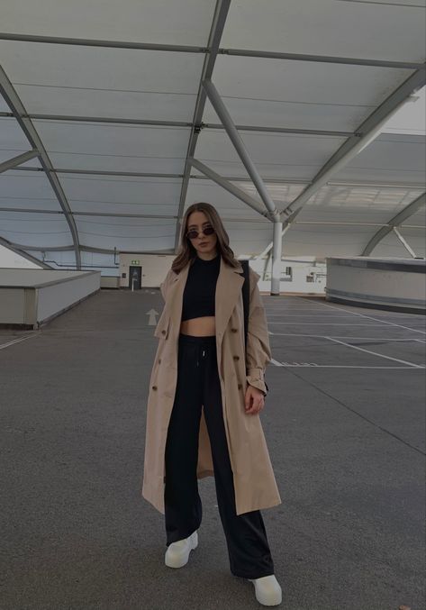 Airport Outfit Trench Coat, Trench Coat With Black Pants, Wide Sweatpants Outfit Winter, Trench Coat With Wide Leg Pants, Beige Layered Outfit, Black Wide Leg Joggers Outfit, Wide Leg Joggers Outfit Casual, Boots And Pants Outfit, Styling Wide Leg Sweatpants