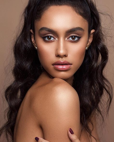 Nikki Amitoelau Indian Skin Makeup, Skin Tone Makeup, Tanned Makeup, Brown Skin Makeup, Bold Makeup, Bridal Makeup Looks, Indian Bridal Makeup, Beauty Shoot, Bridesmaid Makeup