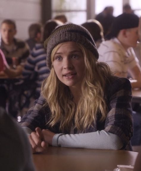 2010 Outfits, Life Unexpected, Britt Robertson, Episode 3, Season 1, Cool Girl, Winter Hats, Outfit Ideas, Tv Shows