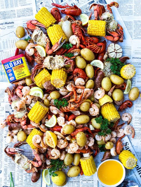 You have to try this Southern Low Country Boil With Cajun Lemon Butter... It's going to knock your tastebuds into another universe. If you haven't tried a low country boil at home you should definitely give it a try. It's so much easier than you could imagine. Cooking a seafood and sausage dinner like this is doable for everyone. Check your local grocery store for the crawdads and shrimp. Everything else is a pantry staple so you will be so surprised just how easy this dinner recipe is to get co Country Boil Recipe, Crab Boil Recipe, Low Country Boil Recipe, Low Country Boil Party, Crawfish Boil Recipe, Cajun Sausage, Sausage Dinner, Country Boil, Low Country Boil