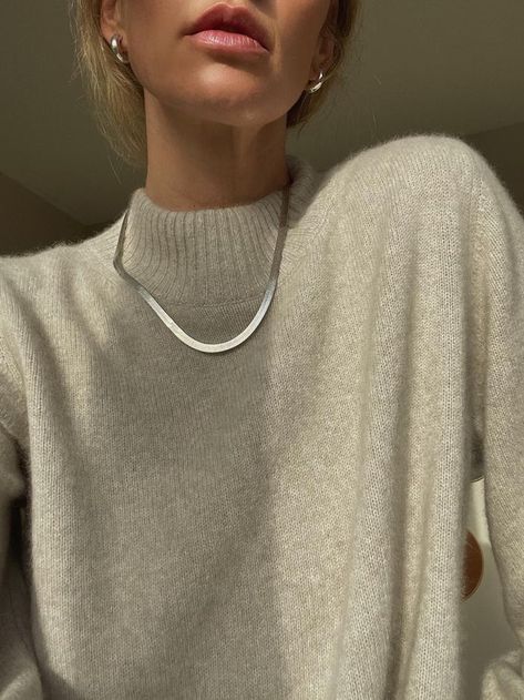 Mock Neck Sweater Outfit, Neck Sweater Outfit, Anouk Yve, Oversize Sleeves, Ribbed Turtleneck, Winter Trends, Mock Neck Sweater, High Waisted Trousers, Winter Looks