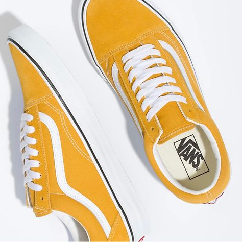 New Men’s 10 Vans Old Skool Sneaker Golden Yellow First Known As The Vans #36, The Old Skool Debuted In 1977 With A Unique New Addition: A Random Doodle Drawn By Founder Paul Van Doren, And Originally Referred To As The “Jazz Stripe.” Today, The Famous Vans Sidestripe Has Become The Unmistakableand Instantly Recognizablehallmark Of The Vans Brand. Constructed With Durable Suede And Canvas Uppers In A Range Of Fresh Colorways, The Old Skool Pays Homage To Our Heritage While Ensuring That This Low Vans Chukka Low, Yellow Vans, Black Casual Shoes, Old Skool Black, Navy Blue Shoes, Van Doren, Golden Yellow Color, Vans Black And White, Black Vans