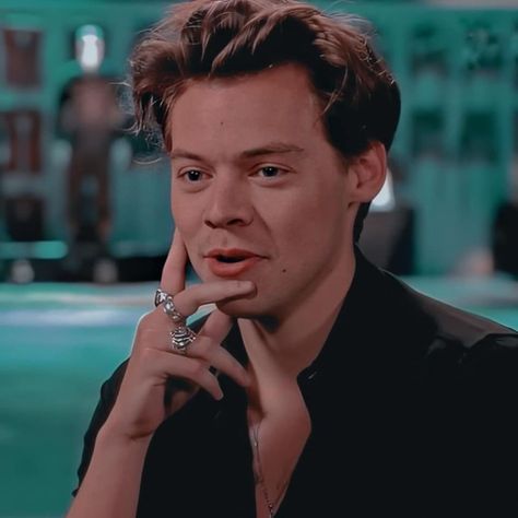 Harry Styles Icons, Bb Style, Harry Styles Hot, English Men, Harry Styles Pictures, Harry Styles Photos, Mr Style, Treat People With Kindness, Harry Edward Styles