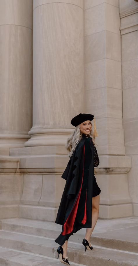 Master Graduation Photoshoot, Grad Photos Women, Classy College Graduation Pictures, Doctoral Degree Aesthetic, Dark Academia Graduation Photoshoot, Law Graduate Photoshoot, Graduate Degree Photo Shoot, Graduation Photoshoot Doctorate, Graduation Photoshoot Unique