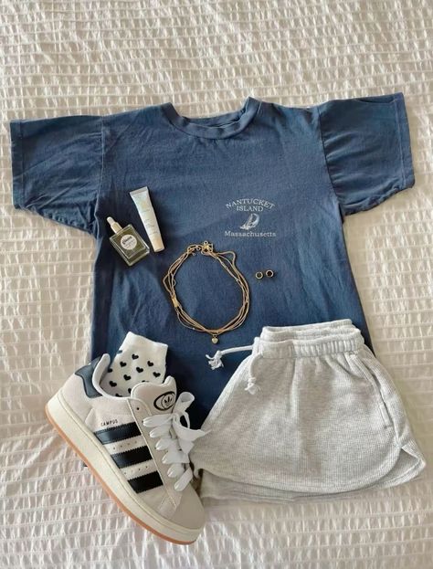 Cute Sweat Shorts Outfit, Comfy Outfit Ideas Summer, Collage Clothes Outfit, Cute Outfits Brandy Melville, Brandy Shorts Outfits, Gray Sweatshorts Outfit, Adidas Campus Fits, Gray Sweat Shorts Outfit, How To Style Sweat Shorts