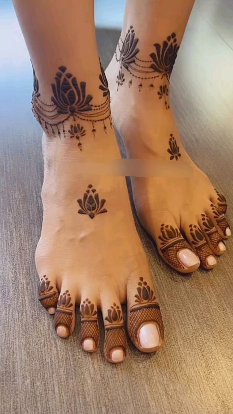 Mehendi In Leg, Mehendi On Feet Simple, Old Style Mehndi Design, Feet Mendhi Simple, Mehendi On Leg, Mehandi Foot Designs, Nail Art For Leg Nails, Leg Mehndi Simple, Mehendi Feet Design