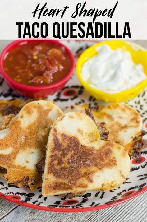 Easy Quesadilla, Quesadilla Recipes Easy, Valentines Food Dinner, Valentines Party Food, Heart Shaped Food, Valentines Snacks, Quesadilla Recipe, Valentine Dinner, Quesadilla Recipes