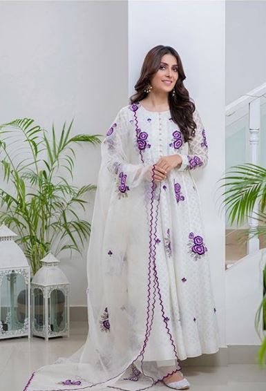 Ayeza Khan wore beautiful wife frok on Eid 2020. Pakistan Dress, Pakistani Dresses Online, Ayeza Khan, Pakistani Dresses Casual, Salwar Kamiz, Lawn Dress, Simple Pakistani Dresses, Dress Indian Style, Pakistani Dress Design