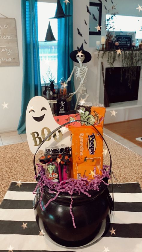 Cauldron Boo Basket, Cauldron Gift Basket, Coworker Boo Basket Ideas, Halloween Prize Ideas, Spooky Sprinkle, Halloween Treat Baskets, Calabaza Halloween, Halloween Prizes, Halloween Centers