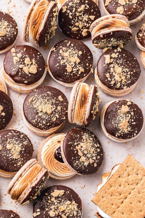 These s'mores macarons basically just taste like a fancy grown-up s'more! With chocolate French macaron shells, creamy chocolate ganache, and toasted meringue, they're the perfect summer dessert! Macaroons Flavors, Toasted Meringue, Macarons Recipe, Fancy Desserts Recipes, Macaron Filling, Chocolate Macaron, Macaron Flavors, Macaron Cookies, French Macaron