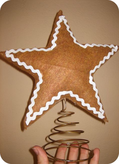 love this idea!  I might be able to make a gingerbread star topper! Christmas Tree Toppers Ideas Diy, Christmas Tree Toppers Ideas, Tree Toppers Ideas, Gingerbread Tree, Diy Christmas Tree Topper, Gingerbread Christmas Tree, Gingerbread Diy, Gingerbread Christmas Decor, Gingerbread Crafts