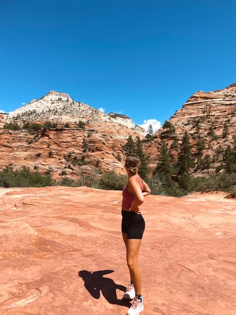 National Park Outfit, Arizona Lifestyle, Poses Vacation, Hiking Picture Ideas, Hiking Poses, Arizona Outfits, Grand Canyon Pictures, Utah Outfits, Arizona Trip