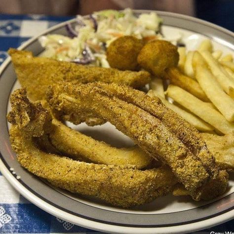 Arkansans prepare freshwater BUFFALO FISH by deep-frying the gamey, flaky meat, which is streaked with dark fat, when it’s still attached to its long, cartilaginous bones. They often serve platters of the individual ribs alongside french fries and hushpuppies, At Little Rock’s Lassis Inn, fried buffalo fish has been a menu staple for about a century. This is one of the state’s oldest restaurants, opening sometime between 1905 and 1931 the Lassis was a gathering place for African-Americans during Buffalo Fish, Buffalo Ribs, Fried Catfish, Amazing Food Decoration, Fish Plate, Rib Recipes, Fried Fish, Fried Food, Southern Recipes