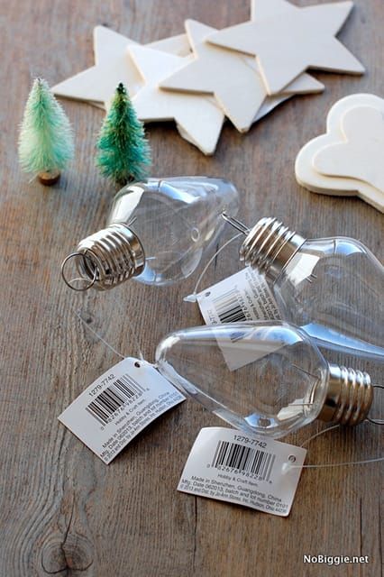 Diy Christmas Crafts To Sell, Snow Globe Ornament, Light Bulb Crafts, Light Bulb Ornaments, Easy Holidays Crafts, Christmas Crafts To Sell, Christmas Craft Fair, Christmas Light Ornament, Christmas Light Bulbs