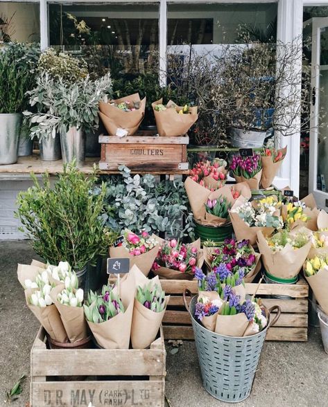 Diy Roadside Farm Stand, Homestead Market, Folklore Flowers, Market Bouquets, Market Setup, Flower Stall, Flower Shop Display, Farmers Market Stand, Farmers Market Flowers