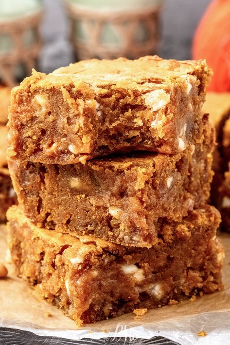 White Chocolate Fall Desserts, Pumpkin Blondies Recipe Easy, Pumpkin Butterscotch Bars, Maple Pumpkin Bars, Thanksgiving Blondies, Fall Blondies, Pumpkin Magic Bars, Pumpkin Blondies Recipe, Pumpkin Dessert Bars