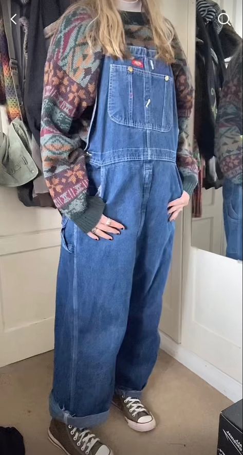 Baggy Overall Outfits, Cardigan And Overall Outfit, Grunge Granola Outfits, They Them Outfits, Granola Fashion Outfits, Natural Life Outfits, Winter Hippy Outfits, 90s Dungarees Outfit, Baggy Overalls Outfit 90s