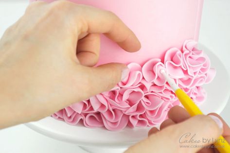 How to add ruffles onto your cakes - video tutorial by Cakes by Lynz Ruffle Cake Tutorial, Fondant Ruffles, Ballet Cakes, Cake Techniques, Fondant Techniques, Petal Cake, Cake Tips, Balanced Diet Plan, Ballerina Cakes