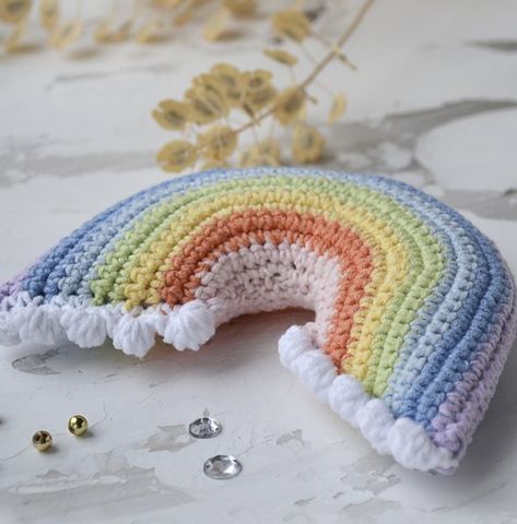 Crochet Rainbow Pillow Crochet Rainbow Pillow, Rainbow Pillow, Crochet Rainbow, Diy Slippers, Crochet Heart Pattern, Crocodile Stitch, Crochet Mouse, Crochet Gratis, Crochet Hexagon