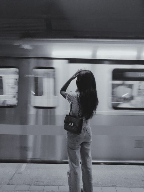 Crossing Street Photoshoot, Metro Pics Aesthetic, Subway Photo Ideas, Metro Poses, Metro Station Photoshoot, Train Pose, Metro Photoshoot, Subway Photoshoot, Metro Pictures