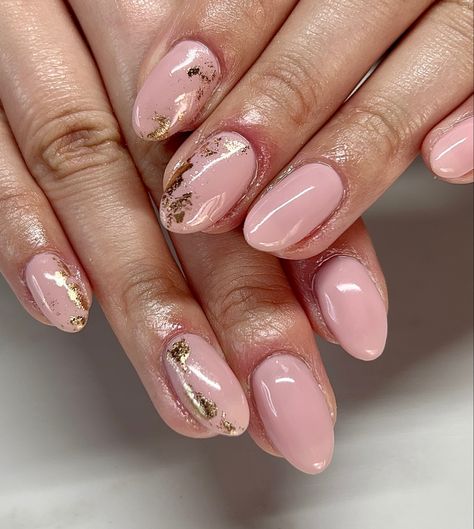 Pink Foil Nails, Pink Gold Nails, Foil Nail Designs, Gold Gel Nails, Rose Gold Nails Design, Pale Pink Nails, Foil Nail Art, Gold Nail Designs, Gold Nail Art