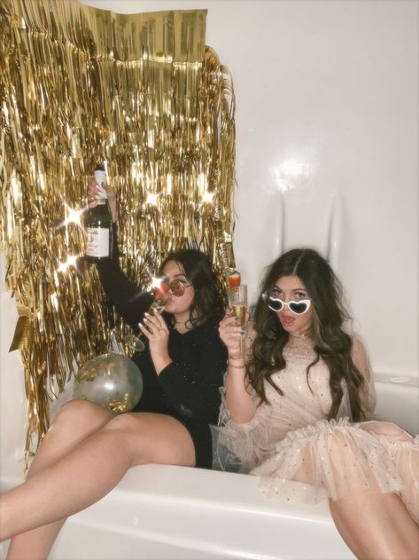 21st Birthday Photoshoot With Friends, New Years Eve Party Pictures, New Years Pictures Aesthetic, Best Friend Party Pictures, Nye Picture Ideas Aesthetic, Photoshoot Ideas New Years, New Year Eve Pictures, Nye Friends Pictures, New Years Party Photoshoot