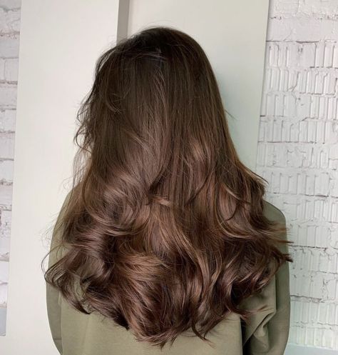 チョコレートブラウン ヘアカラー, Coffee Hair Color, Brown Hair Inspiration, Coffee Hair, Brown Hair Looks, Layered Haircuts For Medium Hair, Brown Hair Inspo, Chocolate Hair, Chocolate Brown Hair