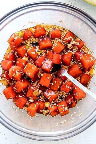 Tuna Bowls, Marinated Watermelon, Vegan Poke Bowl, Vegan Poke, Raw Vegan Dinners, Homemade Sriracha, Poke Bowl Recipe, Raw Fish, Watermelon Recipes