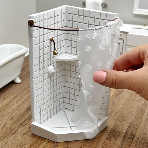 Dollhouse Miniature Open Corner Shower. Designing and decorating your scaled home has never been easier with this Dollhouse Miniature Open Corner Shower!    Miniature scenes come in all sizes. Some are big and some are quite small. Be sure to check the measurements of this item to confirm whether it will complement your miniature project. Diy Dollhouse Design, Dollhouse Diy Ideas Simple, Diy Dollhouse Toilet, Miniature Rooms Diy, Diy Mini Furniture, Free Dollhouse Printables, Dollhouse Interior Ideas, Easy Diy Miniatures, Dollhouse Diy Ideas