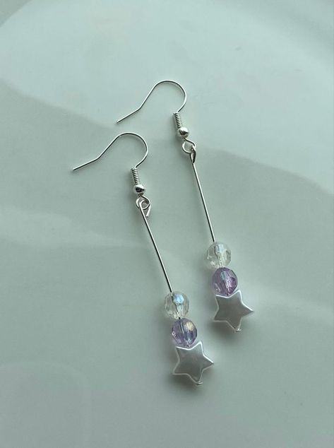 Faux pearl earrings with stars and purple beads Diy Dangling Earrings, Earing Ideas Beads, Diy Dangly Earrings, Handmade Earrings Ideas Beads, Cute Handmade Earrings, Aesthetic Earrings Diy, Earing Making Ideas Beads, Diy Bead Earrings Ideas, Bead Earring Ideas