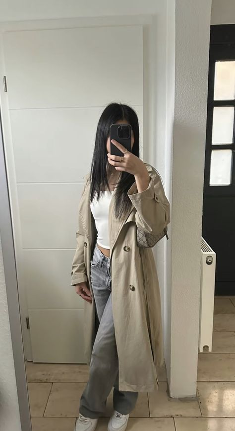 Outfit Inspo Streetwear, Trench Outfit, English Clothes, Mantel Outfit, Zara Drip, Outfit Zara, Modesty Outfits, Cargo Pants Outfit, Uni Outfits