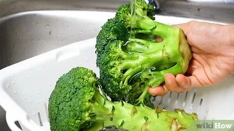 3 Ways to Clean Broccoli - wikiHow How To Clean Broccoli, Cleaning Broccoli, How To Cook Broccoli, Cabbage Worms, Raw Broccoli, Eat Fresh, Healthy Vegetable, Fresh Broccoli, Healthy Vegetables