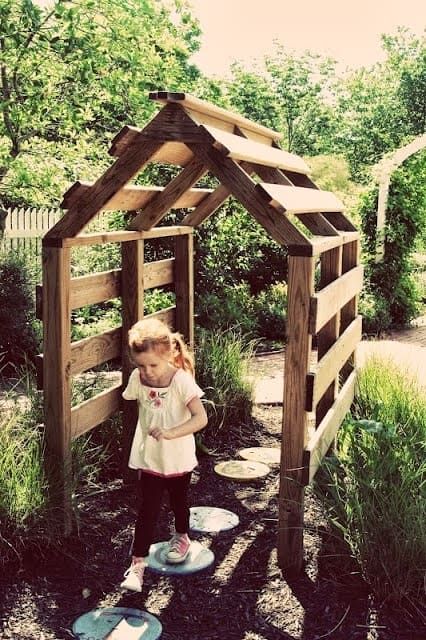 Pallet Playhouse, Taman Diy, Jardim Diy, Diy Playhouse, Outdoor Play Area, Garden Arbor, Children's Garden, Natural Playground, Outdoor Classroom