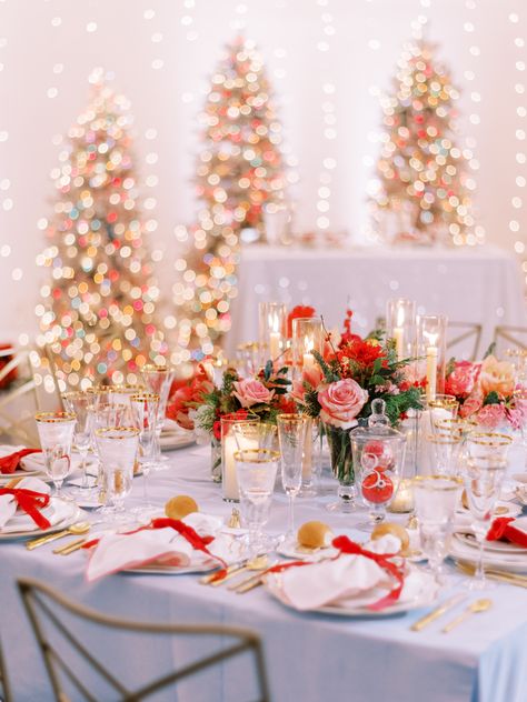 Lined with Trees Holiday Tablescapes Christmas, Christmas Themed Wedding, Winter Wedding Red, Christmas Wedding Themes, Christmas Wedding Inspiration, Wedding Guest Table, Blue Winter Wedding, Winter Wedding Ideas, Hot Pink Weddings