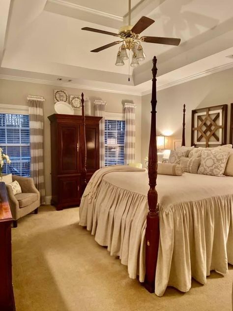 Four Poster Bedroom Ideas Cozy, Small Cozy Master Bedrooms Decor, Southern Bedroom Ideas, Traditional Bedroom Decor Ideas, New Traditional Bedroom, Southern Bedroom, Traditional Bedroom Furniture Sets, Little Apartment Aesthetic, Traditional Style Bedroom