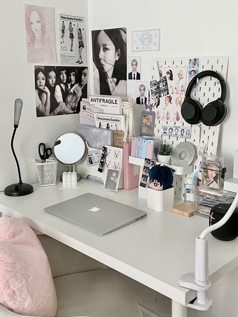 L Shaped Desk Setup Aesthetic, Study Desk Decor, Desk Inspiration, White Desk, Room Redesign, Pinterest Room Decor, Study Room Decor, Desk Ideas, Bilik Tidur