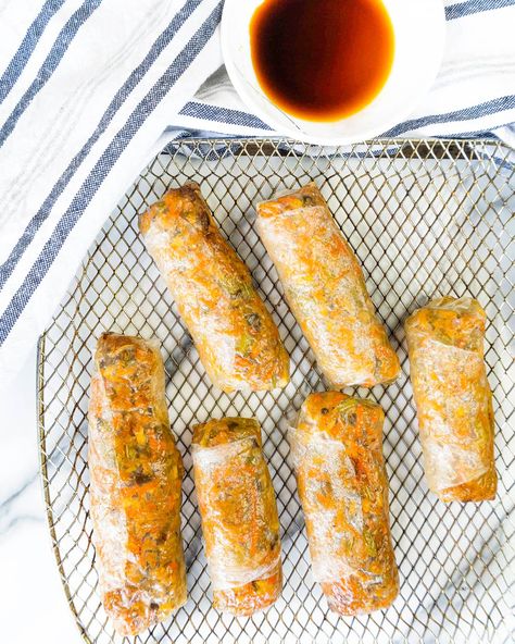 Spring Rolls Recipe Rice Paper, Air Fryer Spring Rolls, Make Spring Rolls, Rice Paper Spring Rolls, Cheap Lazy Vegan, Rice Paper Recipes, Vegetarian Spring Rolls, Vegan Spring Rolls, Spring Rolls Recipe